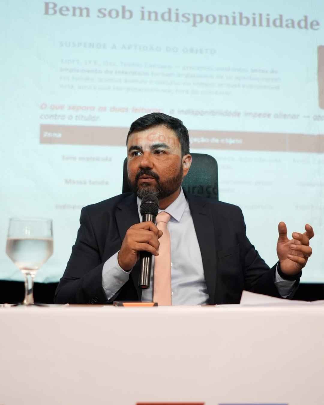 Dr. Henri Pinheiro — advogado especialista em regularização de imóveis em Brasília