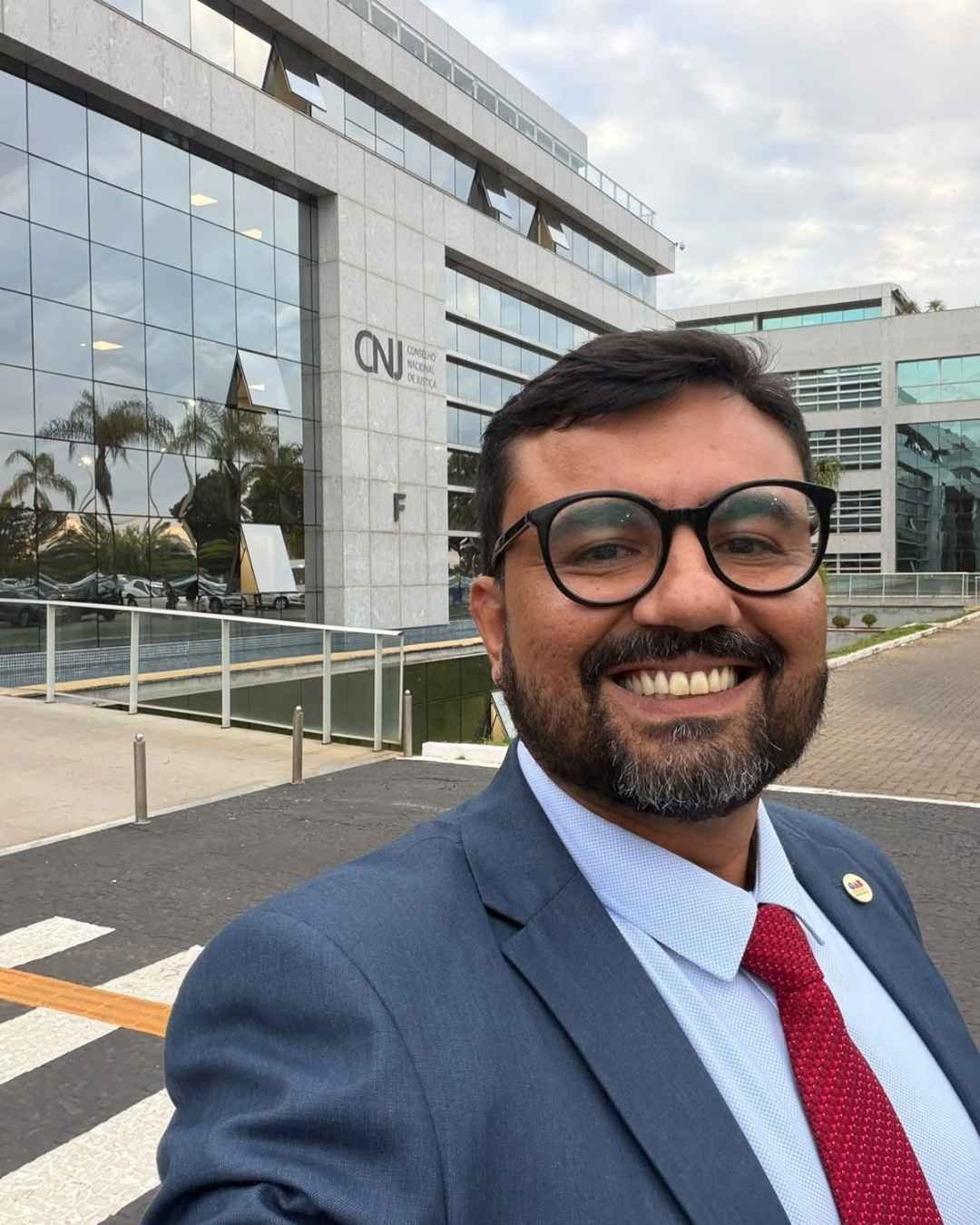 Dr. Henri Pinheiro — advogado especialista em adjudicação compulsória em Brasília