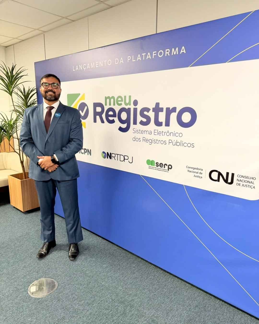 Dr. Henri Pinheiro — advogado especialista em contratos imobiliários em Brasília